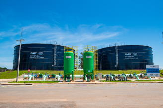 Imagem de dois tanques de água