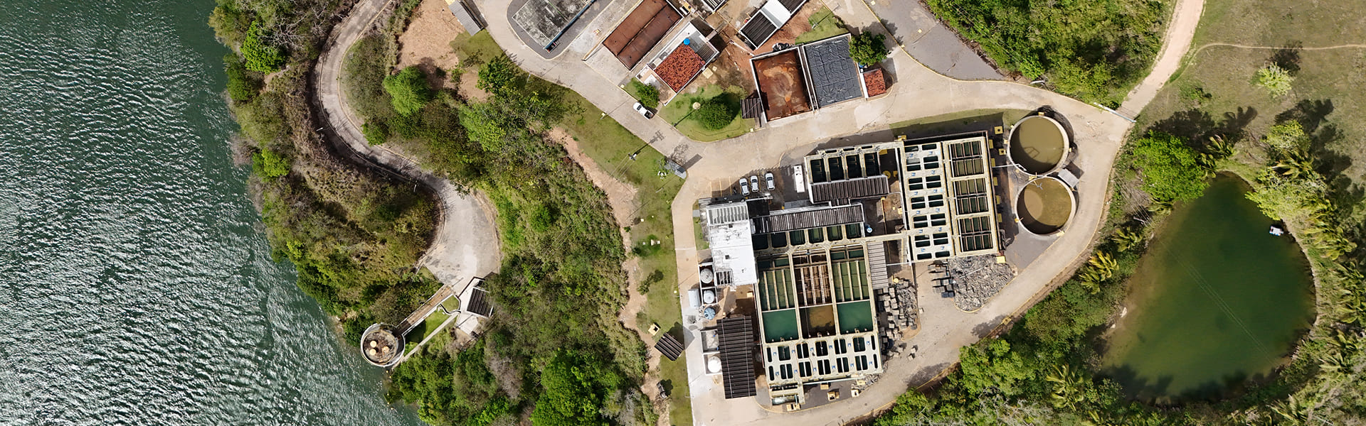 Estruturas Operacionais - Agreste Saneamento Imagem de uma planta de tratamento de agua